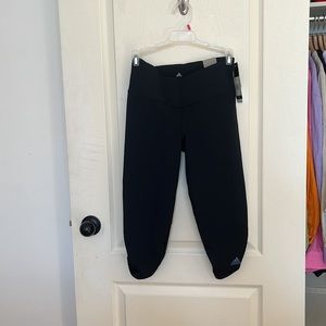 BNWT adidas 3/4 length mid rise workout leggings with back pocket in size S